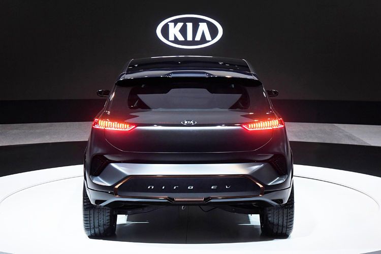 Auch die schmalen Lichteinheiten am Heck sind futuristisch gestaltet. (Kia)