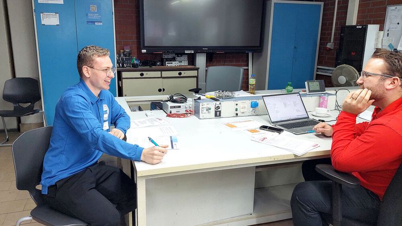 Jan Kronenberger aus Rheinland-Pfalz (links) erklärt Prüfer Ioannis Lalissidis, welche Kundendaten für die optimale Flottenberatung nötig sind. (Bild: Weinschenk - VCG)