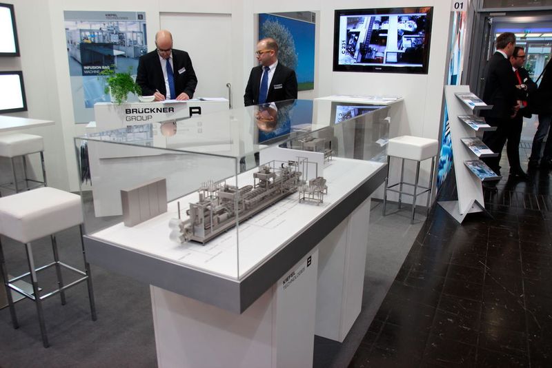 Mit 790 Ausstellern in zwei Hallen platzt die Compamed bald aus allen Nähten. Statt eine ihrer Anlagen zur Herstellung von Infusionsbeuteln mit direkter Befüllung auf dem Stand unterzubringen, hat die Firma Kiefel einfach eine Miniatur gebaut. (Bild: Schäfer)