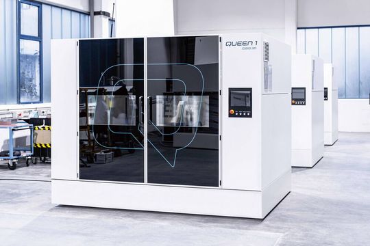 Das ist nur eine von bisher vier Queen-1-Anlagen bei Herrmann Additive, die für XXL-Anwendungen im 3D-Extrusions-Druck herangezogen werden. Eine fünfte ist sozusagen unterwegs. Erfahren Sie hier, was man damit alles machen kann und warum ...(Bild:  Herrmann Additive)