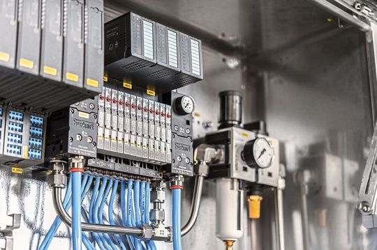 Die Ventilinsel AirLINE Ex (Typ 8650) für Siemens SIMATIC ET 200iSP wurde für zukünftige Anforderungen optimiert. Hinzugekommen sind z.B. neue Funktionen für die Funktionale Sicherheit.(Bild:  Werner Bennek, Bürkert Fluid Control Systems)