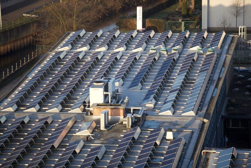 Sinkende Solar-Photovoltaik- und Batteriepreise sowie der zu verzeichnende Trend hin zu dezentraler Energie lassen die Kombination aus Solar und Speicher immer attraktiver werden. (gemeinfrei)