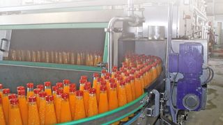 Stündlich verlassen bis zu 10.000 Flaschen Fruchtsaft den Tunnelpasteur (ITT Lowara) (Archiv: Vogel Business Media)