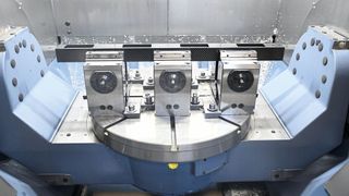 SLZ fixiert die Bauteile ausschliesslich mit Spanntechnik von Gressel. Verformungen werden beispielsweise bei der Bearbeitung von Karbon mit definiert am «grepos-5X» eingestellten Spannkräften vermieden. (Bild: Gressel)