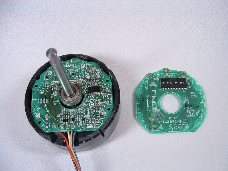 Bild 4: Bisherige Design-Lösung eines 60-W-Ventilatormotors (Platinenober- und Unterseite). (Bild: IRF)