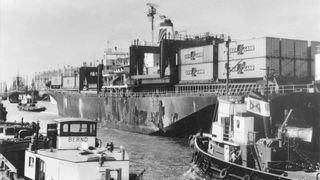 Das war die Ankunft des ersten Containerschiffes MS „Fairland“ in Deutschland am 5. Mai 1966. Genauer gesagt, im Überseehafen von Bremen. Damit begann in Deutschland und Europa der Siegeszug der kantigen Transportriesen. Doch brachte das auch Nachteile – wie immer halt ... (Bild: H. Brockmöller)