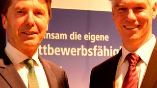 Dr. Theodor Lutz Tutmann (links) verabschiedet sich vom Industrieverband Massivumformung, die Nachfolge übernimmt Tobias Hain. (Industrieverband Massivumformung)
