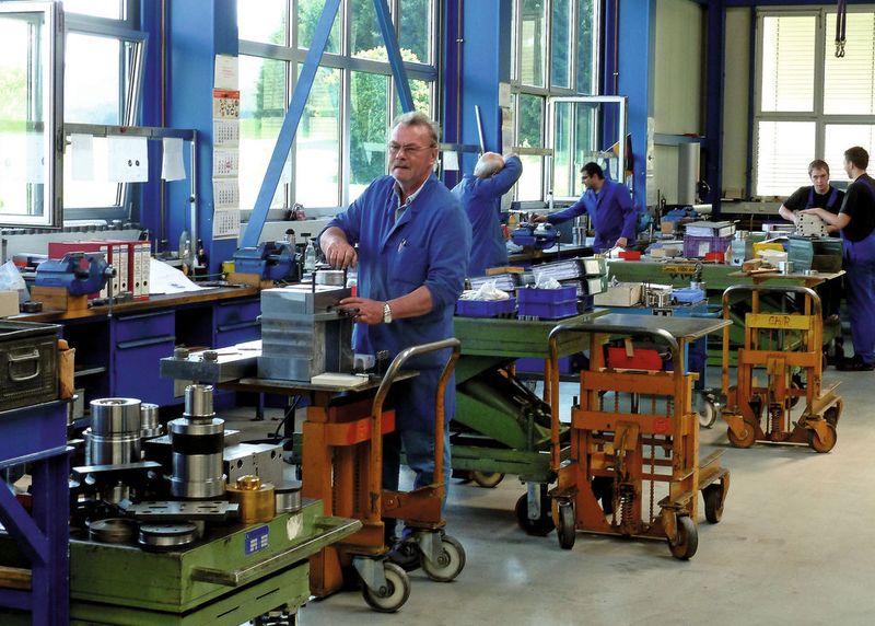 Im Hafner-eigenen Werkzeugbau werden die Werkzeuge der Kategorien Stufenwerkzeuge mit Maschinen- oder Eigentransfer, Folgeverbundwerkzeuge, Ziehwerkzeuge, Biegewerkzeuge und Stanzwerkzeuge hergestellt und für den nächsten Einsatz fit gemacht.  Bild: Kuhn (Archiv: Vogel Business Media)