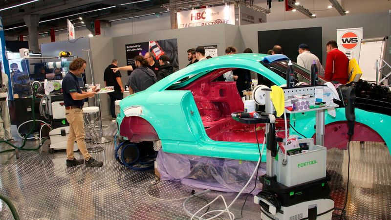 Workshop Vorbereitung: Praktischer Einsatz der Teilnehmer war beim Spachteln, Schleifen und Vorbereiten zur Lackierung gefragt. Auch das Finish mit Polierarbeiten konnte geübt werden. (Bild: Jürgen Klasing)