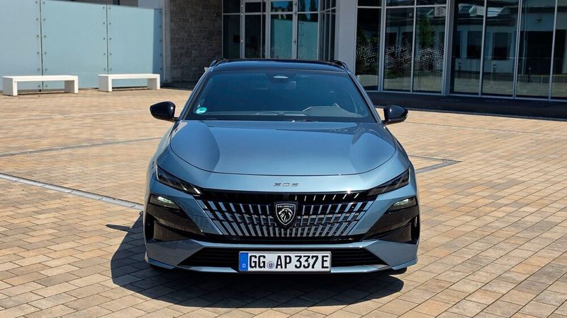 2. Das Design: Ist das noch erkennbar französisches Design? Peugeot-Modelle zeichneten sich früher durch optische Leichtigkeit und unaufdringliche Eleganz aus – man denke an den 306 oder auch an dessen Nachfolger 307. (Bild: Mauritz – VCG)