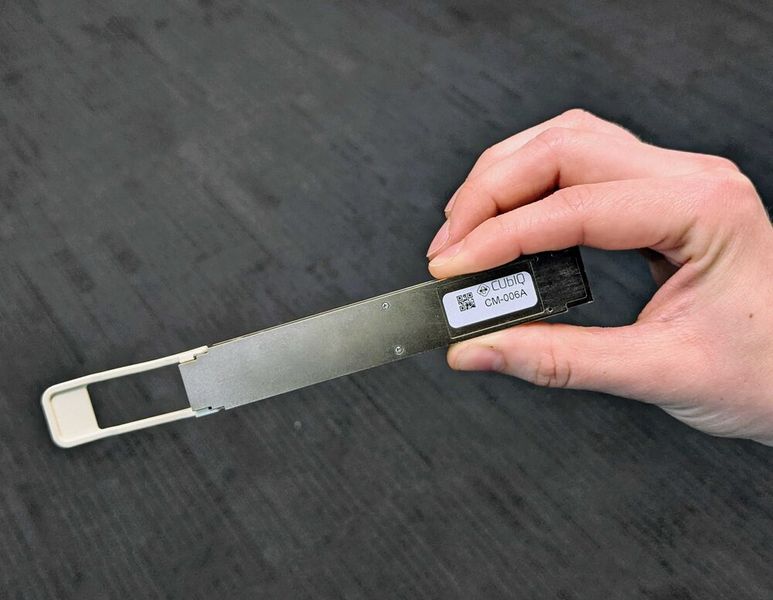 QKD-Modul im QSFP-28-Format: Die kompakte Bauform ermöglicht die Integration von Quantenschlüsselverteilung in bestehende Netzwerkinfrastruktur. (Bild: CUbIQ Technologies)