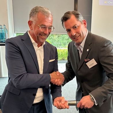 Markus Rustler (rechts; Theegarten-Pactec) übernimmt den Staffelstab von Christian Traumann (links; Multivac Sepp Hagenmüller), der den VDMA-Fachverband Nahrungsmittelmaschinen und Verpackungsmaschinen seit vielen Jahren geführt hat und zum Jahresende in den Ruhestand geht. (Bild: VDMA)