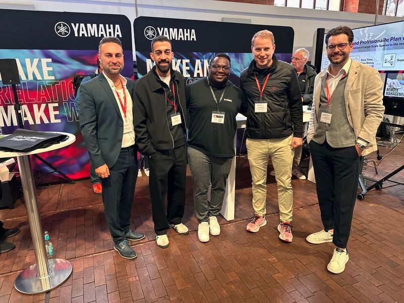 Die Exertis (v. l.) Tommy Cafer Kurt, Aksche Mehra, Christian Kelbel und Leon Gall sind große Fans von Norbert Augusto (m., Yamaha). (Bild: Vogel IT-Medien)