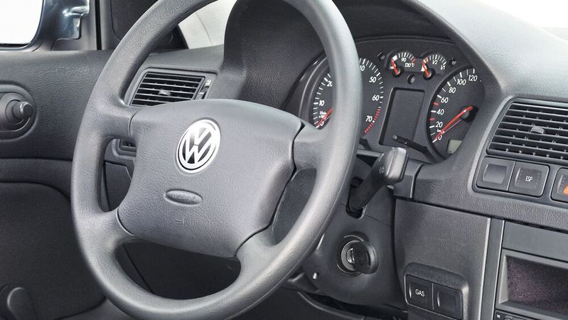 Lenkung mit Gefahrenpotenzial: Weil eine Schraube korrodieren kann, müssen viele Modelle des VW-Konzerns in die Werkstätten. Allerdings könnten die Ersatzteile knapp werden.(Bild:  Volkswagen)