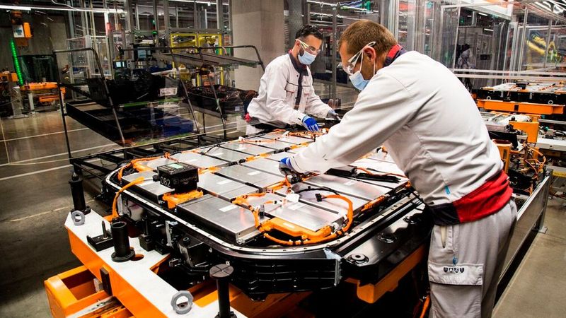 Das Audi-Werk in Brüssel produziert seit Anfang Mai wieder den E-tron.(Bild:  Hersteller)