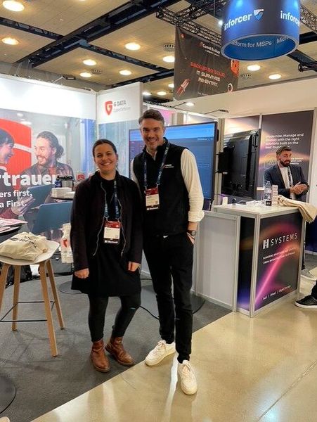 Agnes Panjas, Redakteurin IT-BUSINESS, und Nikolas Schran, VP Sales & Marketing bei G Data CyberDefense am Stand der G Data auf der MSP Global (Bild: Vogel IT-Medien)