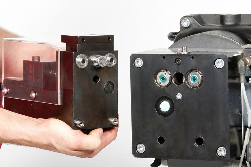 Neue Schnellwechsel- und Kupplungsplatten für Drehmodule ermöglichen die rasche Kombination verschiedener Elemente ohne hinderliche und störungsanfällige Medienleitungen. (Bild: Roemheld)