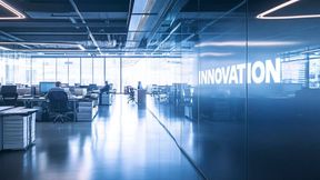 89 Prozent der Arbeitgeber werben mit Innovation – nur 28 Prozent der Beschäftigten erleben sie im Arbeitsalltag. (Bild: Midjourney / KI-generiert)