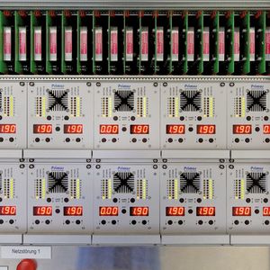 Die vom WKC speziell entwickelten Wandlermodule (Steckkarten in oberer Reihe) halten PSU-seitig die Potentialtrennung aufrecht, während die flexibel konfigurierbaren Primus-Stromsenken die verschiedenen Ausgangsspannungen auf ein einheitliches Zwischenkreisniveau heben und an eine Ein-/Rückspeiseeinheit weiterleiten.