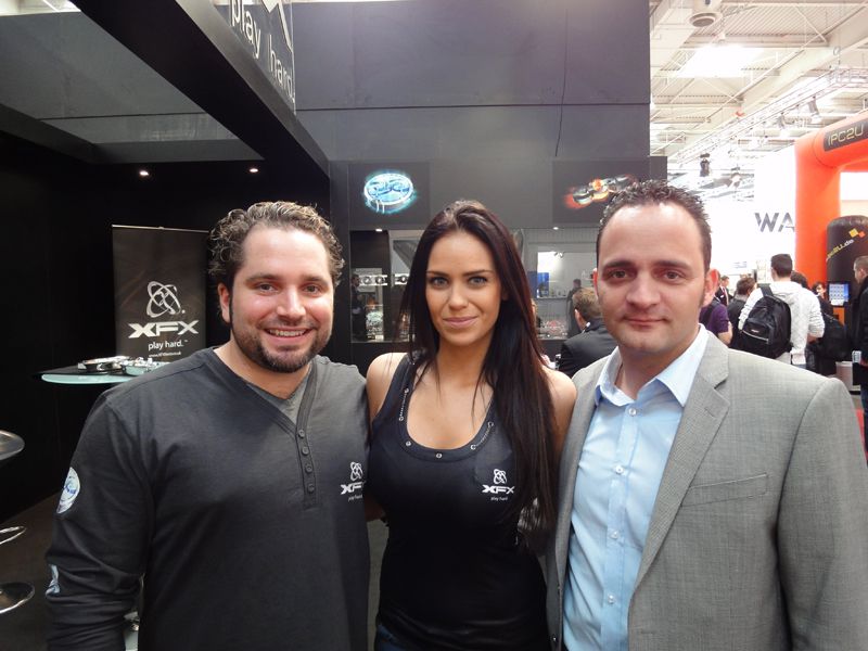 (v.l.) Marc Goldlücke, XFX, und Michael Schmerschneider, Devil, in charmanter Begleitung (Archiv: Vogel Business Media)