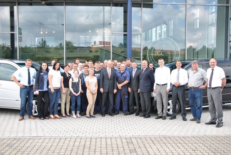 Rangiert bei seinen Kunden, aber auch im internen Niederlassungsvergleich ganz weit oben: Das Team von Mercedes-Benz Mainfranken. (Foto: Wenz)
