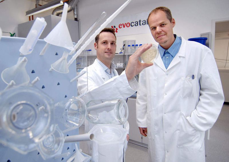 Dr. Thorsten Eggert, evocatal GmbH, Düsseldorf, und Dr. Thomas Drepper, Heinrich-Heine-Universität Düsseldorf, haben neue anaerob fluoreszierende Proteine entwickelt, die die Verfolgung zellulärer Abläufe auch unter Ausschluss von Sauerstoff erlauben.  (Bild: Evonik)