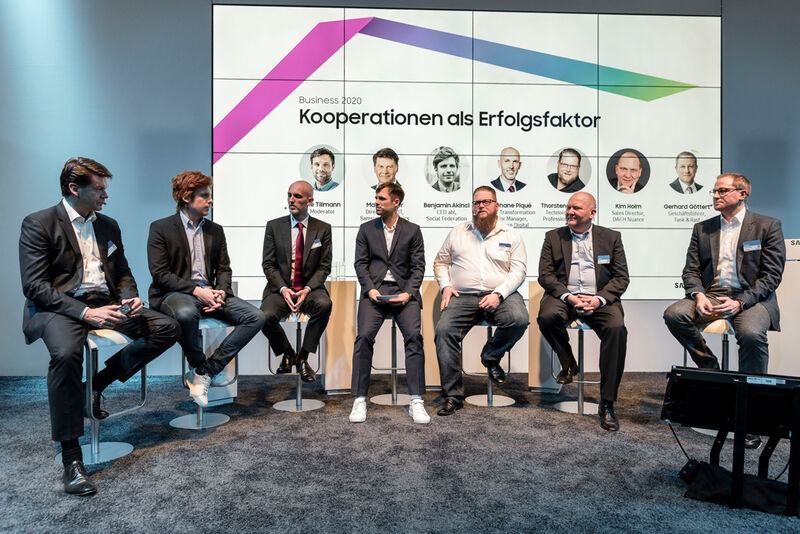 (l.) Martin Böker, Samsung, und die Talk-Gäste diskutieren, was der Erfolgsfaktor der Zukunft ist. (Bild: Samsung)