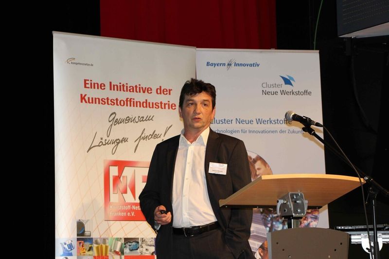Die durchgängige, homogene Massefärbung von Bauteilen erspart ggf. den Lackiervorgang, erläuterte Helmut Wenzlik von der Eckart GmbH. (Bild: KNF)