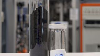 Schwarzmasse aus dem Inneren von Lithium-Ionen Batterien (links) und das mittels COOL-Verfahren aus Schwarzmasse extrahierte hochreine  Lithiumcarbonat (rechts). (Bild: Fraunhofer IKTS)