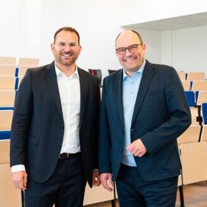 Der zukünftige Geschäftsführer der Provadis Alexander Hupert (links) mit Dr. Alexander Wagner (rechts), Geschäftsführer der Infraserv Höchst-Gruppe.(Bild:  Provadis)