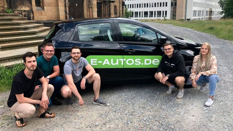Gründer Ronny Blochwitz (2.v. li.) und das Team von E-Autos.de. Gründer Ronny Blochwitz (2.v. li.) und das Team von E-Autos.de.