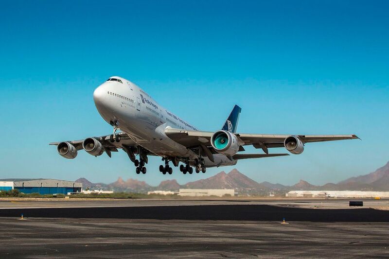 测试飞行中搭载Rolls-Royce演示发动机的波音747-200（右二）。 (Rolls-Royce plc)