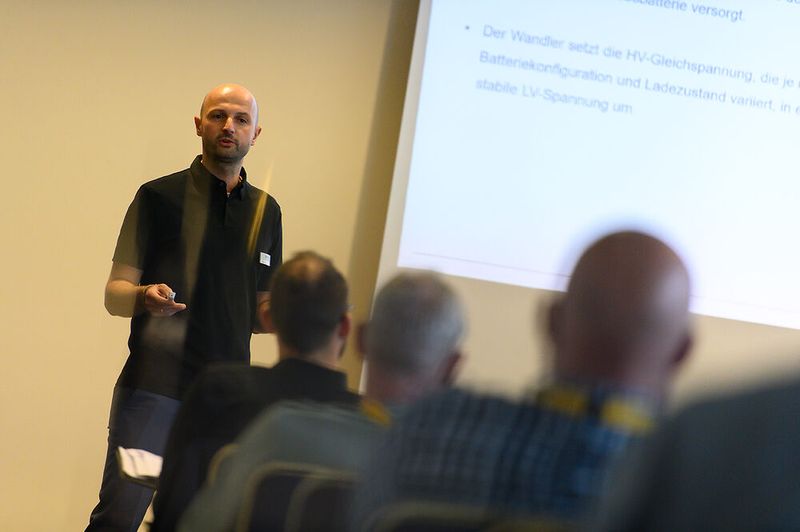 Parallel zur Ausstellung konnten sich die Besucher in zwölf Vorträgen fachlich austauschen. Daniel Guttenberger von Deprag Schulz ging in seinem Vortrag auf die Herausforderungen der Drehmoment-Verschraubungen in der E-Mobilität ein. (Bild: Stefan Stark/VCG)