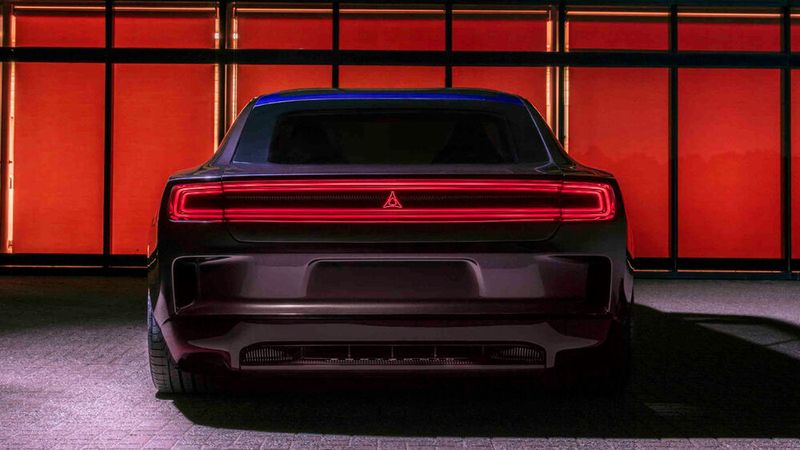 Der Charger ist das erste E-Auto mit Auspuffanlage. 126 dB soll das System seiner Umwelt entgegenschmettern. (Bild: Dodge)