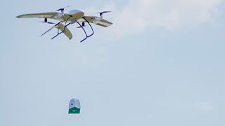 Am Ziel angekommen liefert die Wingcopter-Drohne das Paket per Seilwinde aus.  (Wingcopter)
