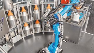 Ein tanzender Roboter? Nicht ganz: RoLog, unterstützt von künstlicher Intelligenz, stellt Kleinkomponenten als Teilrezeptur zusammen. (Bild: Azo)
