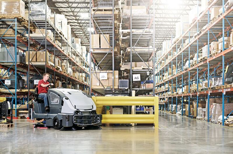 In der Intralogistik spielt intelligente Reinigungstechnik für das Facility Management zunehmend eine wichtige Rolle.(Bild:  Nilfisk)