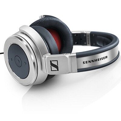 Sennheiser HD 630VB: Sennheisers neuer geschlossener, ohrumschließender, audiophiler Kopfhörer, der HD 630VB bietet einen audiophilen Hörgenuss, bei dem Nutzer den Bass auf ihre Bedürfnisse einstellen können. Tragekomfort, Beständigkeit und ein ansprechendes Design werden mit hochwertigem Material kombiniert. (Bild: Sennheiser/IFA)