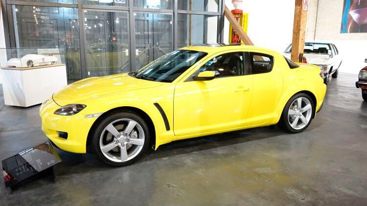 Der RX-8 ersetzte ab 2003 den 2002 eingestellten RX-7. An seinem Wankelmotor hatten die Ingenieure gewaltig Hand angelegt. So verfügt die Weiterentwicklung des 13B-Motors nun nicht mehr über Auslasskanäle, die durch das Trochoidgehäuse geführt werden, da dabei ein nicht unwesentlicher Teil schlecht verbrannten Gemisches nach außen gelangt. Durch den neuen Seitenauslass wird die unerwünschte Überlappung der Öffnung von Aus- und Einlasskanälen vermieden und so der Austritt unverbrannter Kohlenwasserstoffe unterdrückt. Stattdessen werden die Restgase in den nächsten Verbrennungszyklus überführt. (Bild: Dominsky/»kfz-betrieb«)