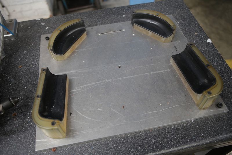 Halterung für Abfallbehälterdeckel mit integrierten, weichen Auflagen (schwarz) zum Schutz der Produktoberfläche. Carl Martin, Technischer Leiter bei Rutland Plastics: „Wir sind nun in der Lage, Montagevorrichtungen und Prüflehren mit einem Bruchteil der Zeit und Kosten auf unserem Objet 3D-Drucker zu fertigen, ohne unsere Produktionsmaschinen dafür in Anspruch nehmen zu müssen.” (Bild: Rutland Plastics)