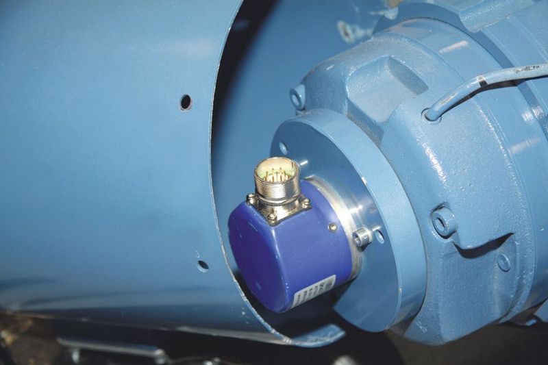 Der Drehgeber, der die Stellung des Rotorblatts erfasst, ist direkt auf der Welle des Pitchmotors montiert. Er gibt sein Signal über eine SSI-Schnittstelle an die Steuerung des Pitchsystems weiter.  (Bild: Baumer)