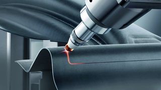 Laserschneiden einer Automobil-B-Säule mit der neuen TruLaser Cell 8030. (Bild: Trumpf)