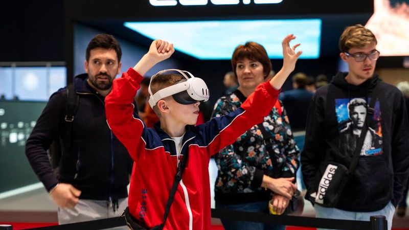 Und auch Anfassen ist nicht mehr der einzige Weg zum automobilen Erlebnis. VR-Brillen gehören einfach zur Messepräsentation dazu. (Bild: GIMS)