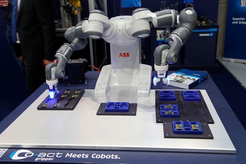 Yumi, le robot d'ABB est muni de pince Schunk, vu sur le stand Schunk à Sindex 2016. (JR Gonthier)