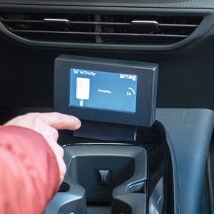 Ein zusätzlicher Bildschirm im Fahrzeug zeigt die optimale Parkposition an; das System prüft zudem automatisch, ob sich Gegenstände oder Lebewesen zwischen den Spulen befinden.(Bild:  Empa)