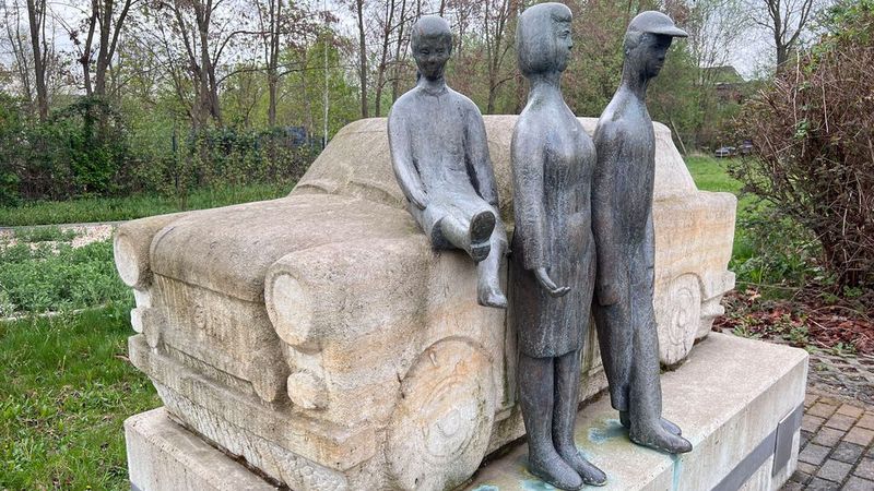 Denkmal für das Volksauto der DDR – der Trabant, gebaut in Zwickau von 1957 bis 1991. Zu Ehren des „Trabi“ schuf der Zwickauer Künstler Berthold Dietz das Denkmal, das 1998 im Rahmen des Internationalen Trabantfahrer-Treffens eingeweiht wurde. Mit der Umsetzung im November 2014 vom Georgenplatz zum August-Horch-Museum erhielt es einen würdigen Standort an die Geburtsstätte des Trabants. (Bild: autodrom )