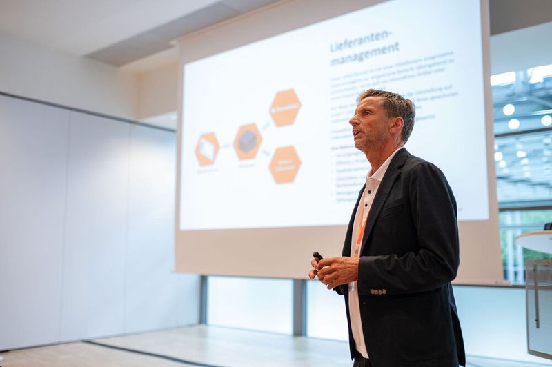 Arne Welenz von Dresselhaus sprach zum Thema Lieferantenmanagement. (Bild: Donna und der Blitz)