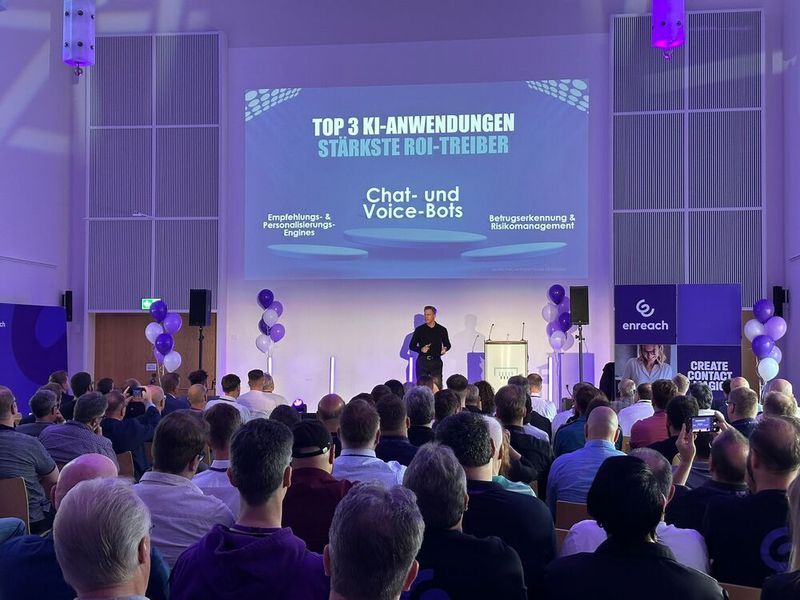 Enreach Chief Product Officer Martin Claßen erläuterte in seiner Keynote, wie Partner direkt von innovativen KI-Technologien profitieren. Im Rahmen des Vortrags überreichte er den Award für das „Top KI-Projekt“ an den Enreach Partner sector27 GmbH.  (Bild: Mario Bok/Enreach)