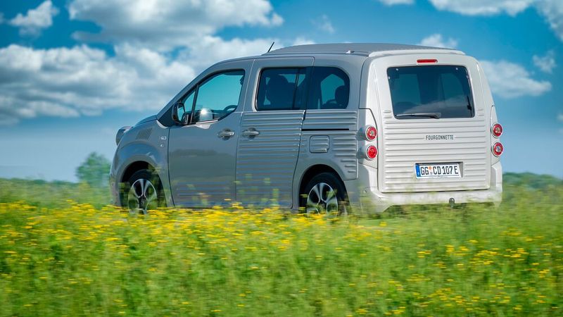 Das Team von Caselani entfernt das Außenblech des Vorderwagens – Haube, Kotflügel und Frontschürze – und ersetzt es durch eine Eigenkreation aus glasfaserverstärktem Kunststoff. (Bild: Citroen)