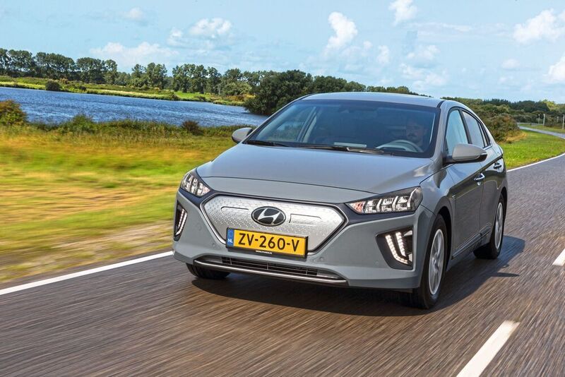 Der Hyundai Ioniq Elektro bekommt zum neuen Modelljahr eine leicht modifizierte Optik sowie mehr Batterie- und Motorpower. (Hyundai)